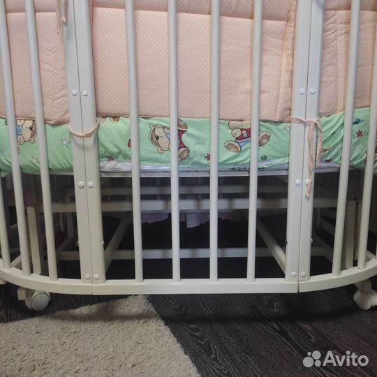 Детская кроватка с маятником круглая