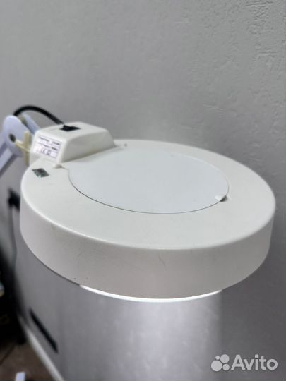 Лампа на напольном штативе