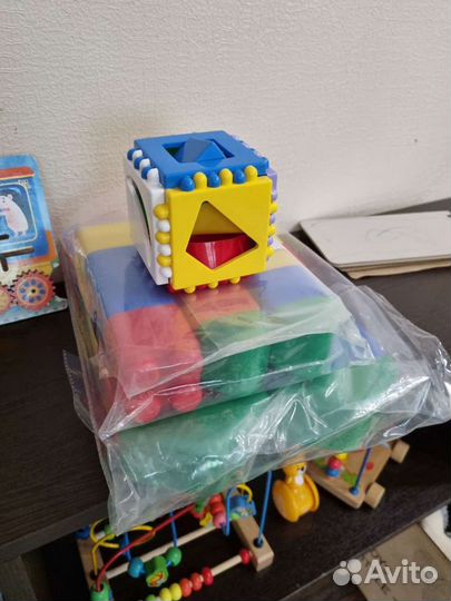 Погремушки пакетом, бизиборд, конструктор