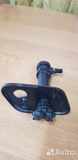 Форсунка омывателя передняя правая Audi Q7 3.0