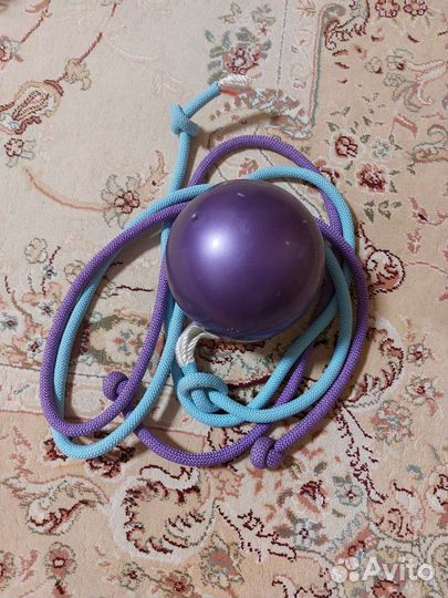 Гимнастическая скакалка и мяч