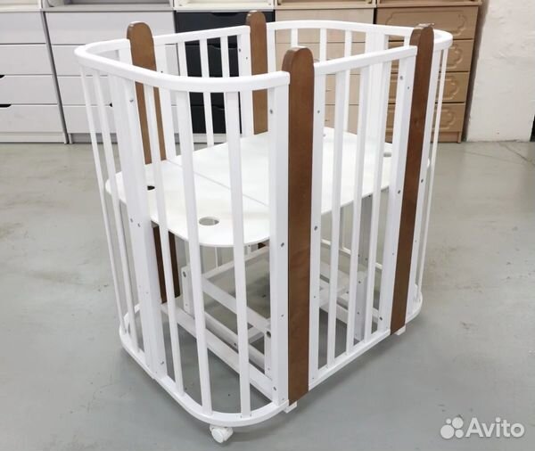 Детская кроватка с маятником