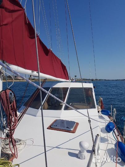 Парусно моторная яхта