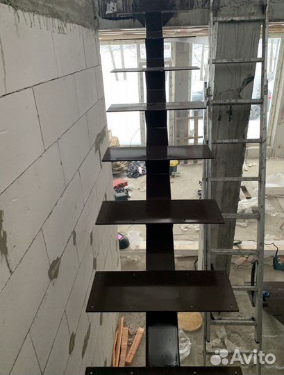 Лестница на металлокаркасе с поворотом