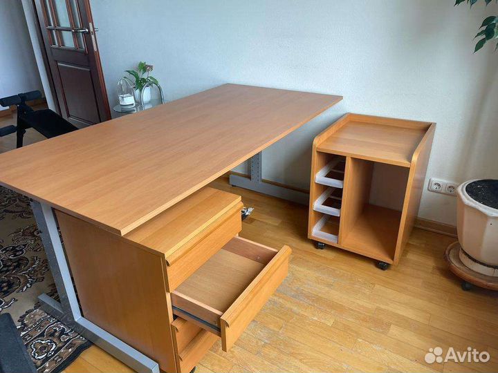 Компьютерный стол IKEA с тумбами