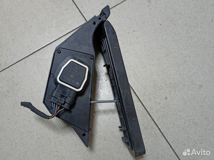 204 mercedes педаль газа