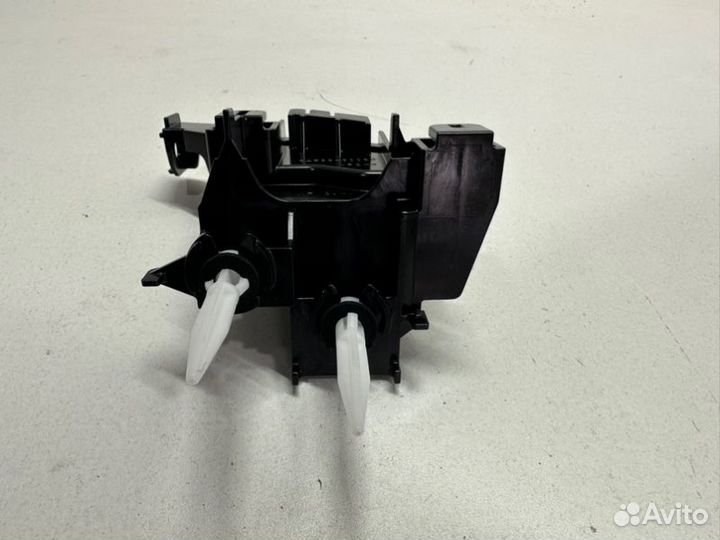 Кронштейн фонаря задний левый Lexus Lx 570