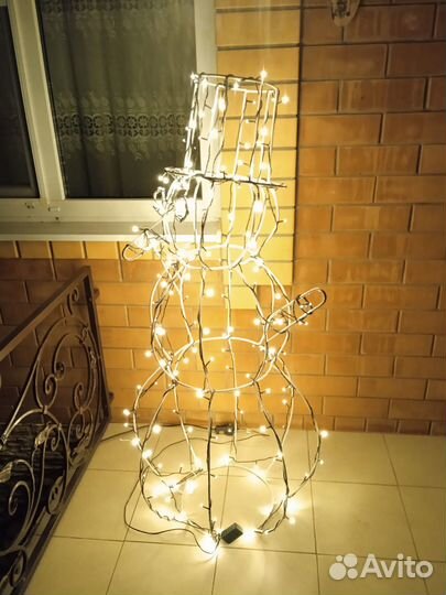 Снеговик из металла с гирляндой