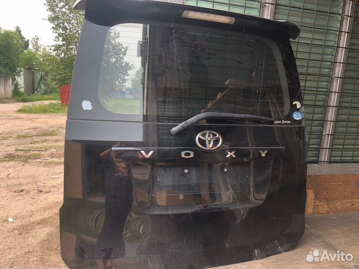 Задняя дверь Noah или Voxy