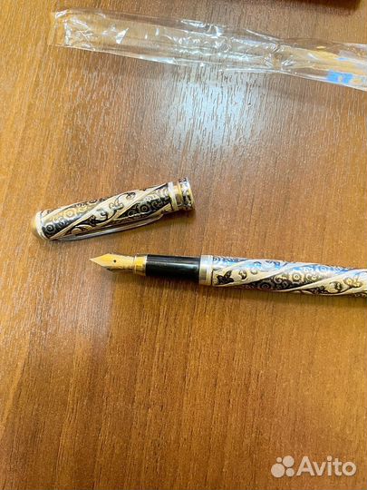 Ручка с золотым пером
