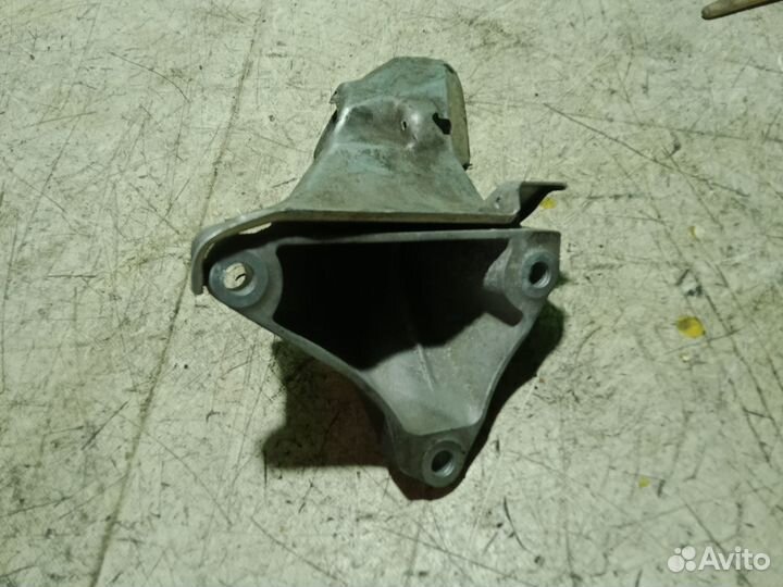 Кронштейн двигателя BMW 3 E90/E91/E92/E93 E90