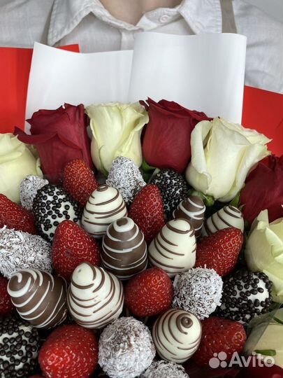 Букет клубника в шоколаде и цветы Роковая женщина