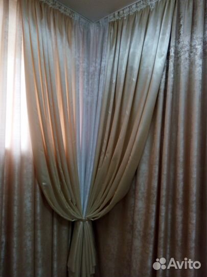 Шторы бежевые (высота 275 см)