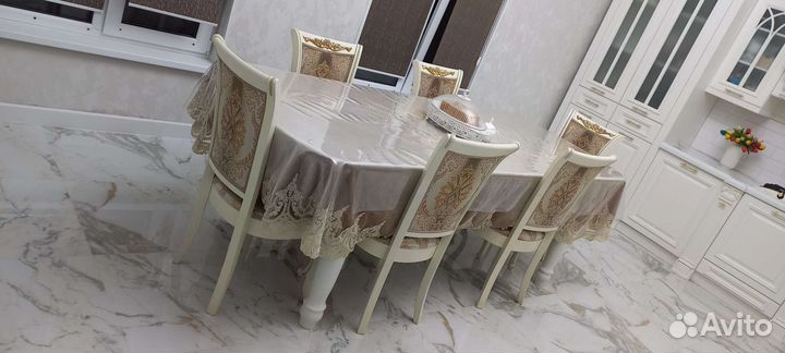 Стол и стулья