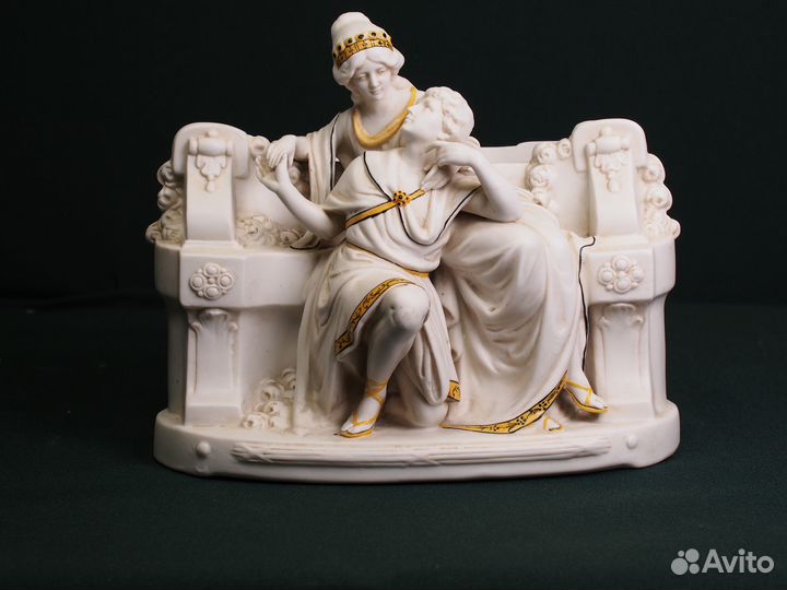 Фарфоровая ваза Пара на скамье. Hertwig. Германия