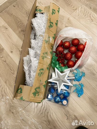 Ель с игрушками и гирляндой белая 120 см бу