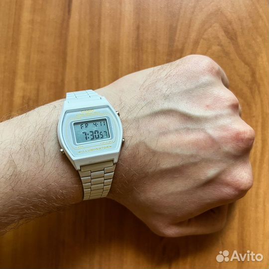Часы Casio белые новые