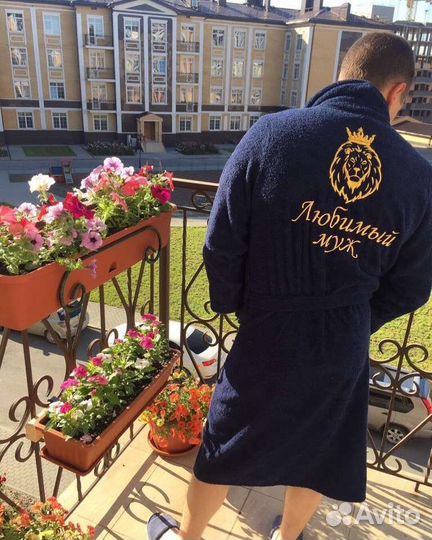 Мужской махровый халат с вышивкой