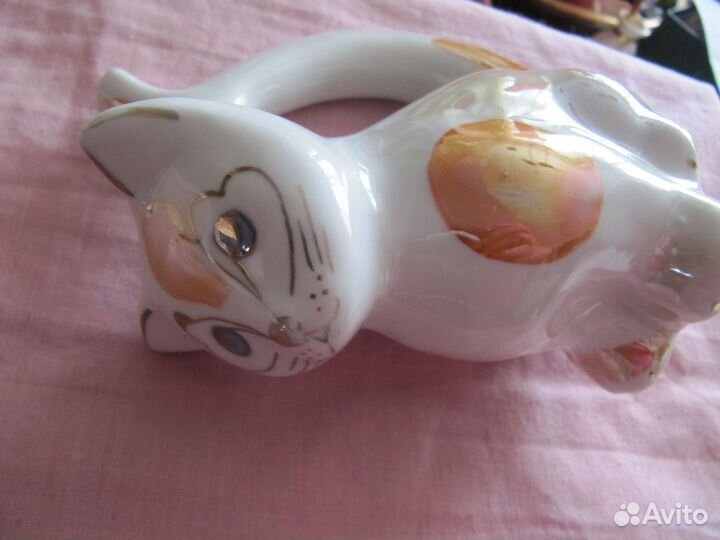 Поильник и фигурки кошечек