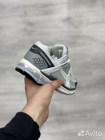 Кроссовки Nike Vomero 5 серые белые женские