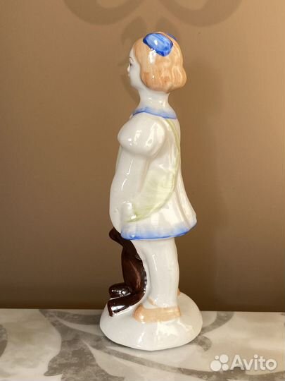 Старинная фарфоровая статуэтка Девочка с мишкой