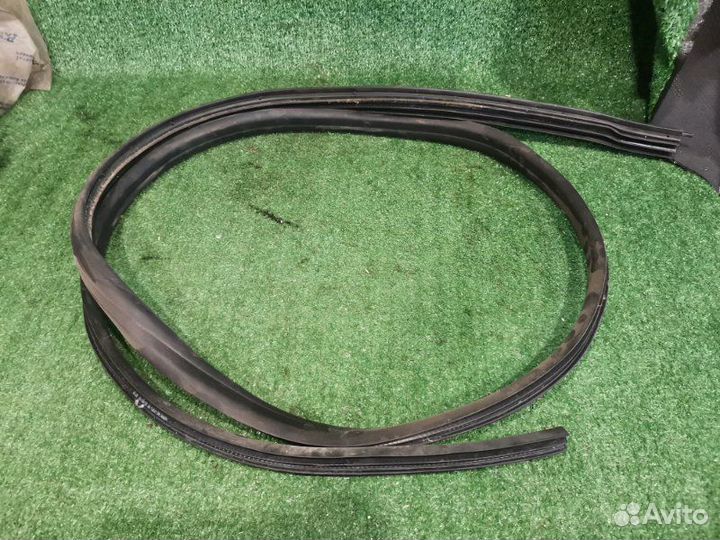 Уплотнительная резинка боковой двери задняя правая