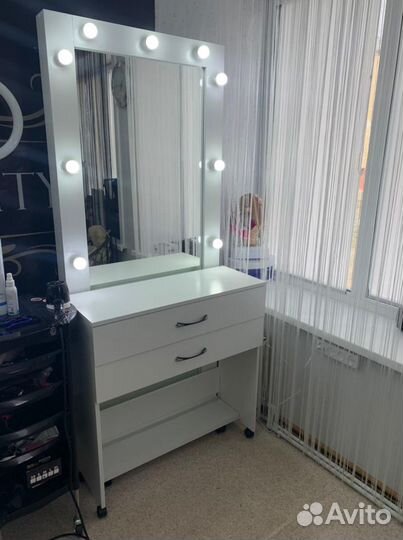 Гримерное зеркало на колесиках с откатным столом