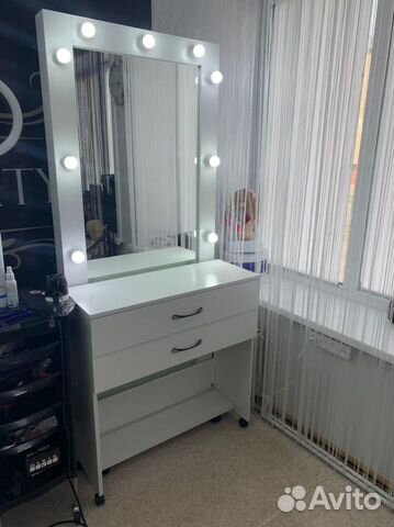 Гримерное зеркало на колесиках с откатным столом