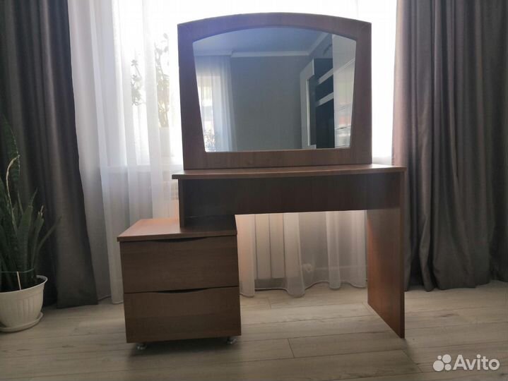 Трюмо с зеркалом