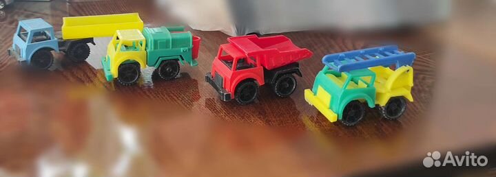 Модели автомобилей и игрушки