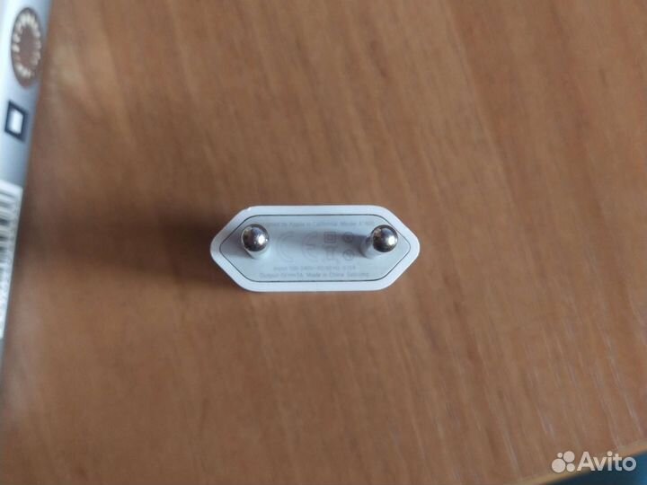 Блок питания и кабель iPhone