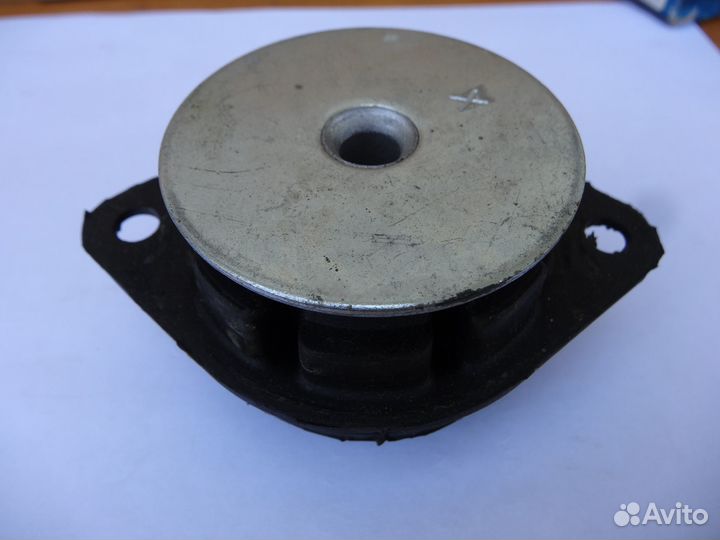 Подушка кпп Ауди 8A0399151D