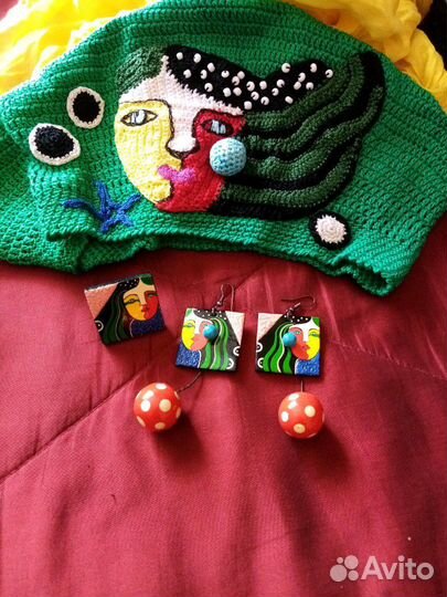 Продам вязаный берет с бижутерией