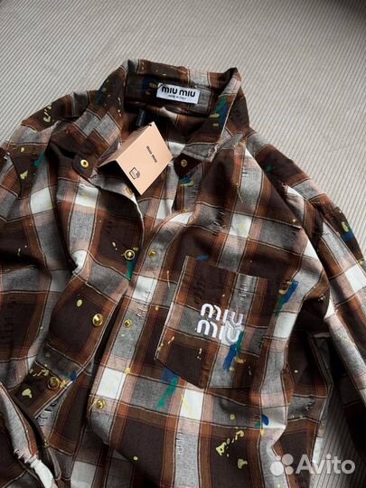 Рубашка и джинсы