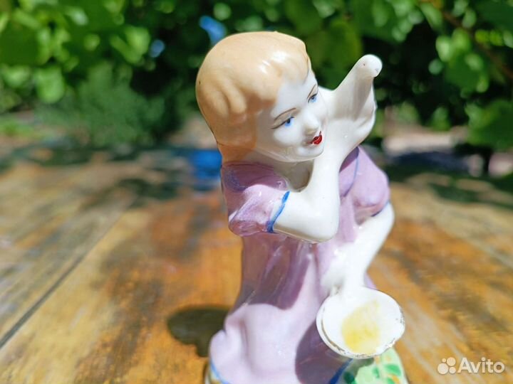 Статуэтка фарфор девочка кормит голубя