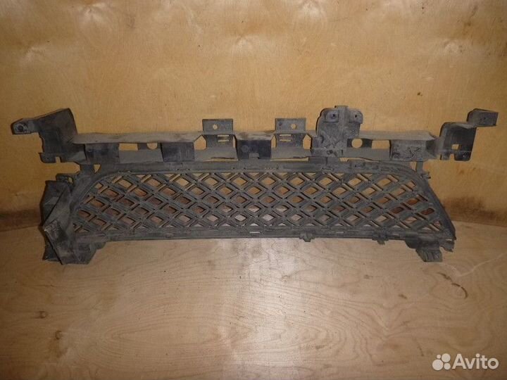 Решетка в бампер центральная renault sandero 2014