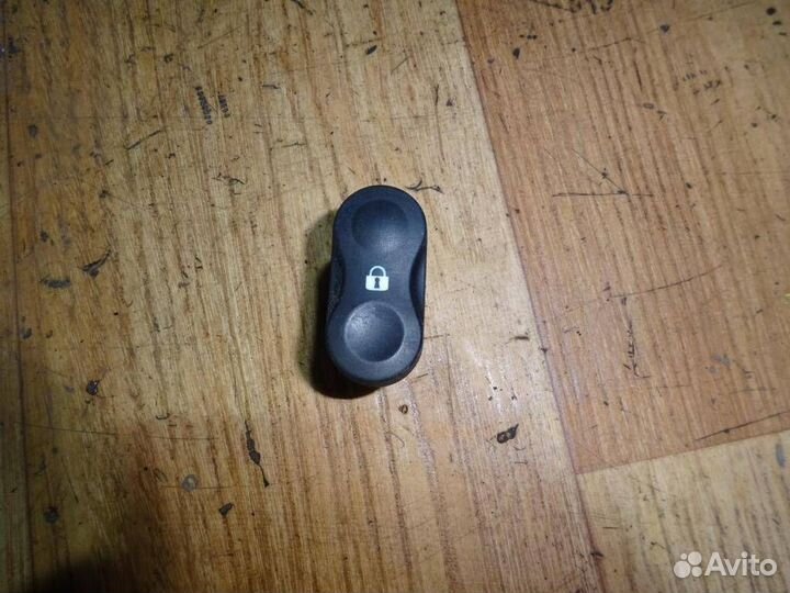 Кнопка центрального замка Renault Logan 2005-2014