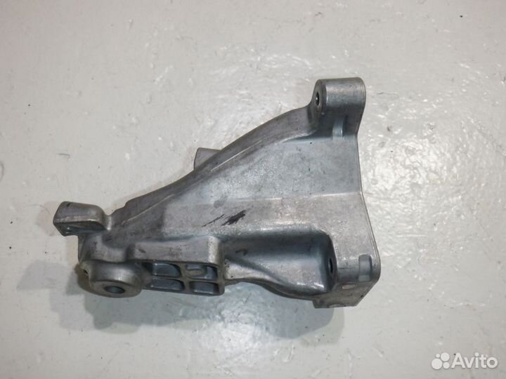 Кронштейн двигателя