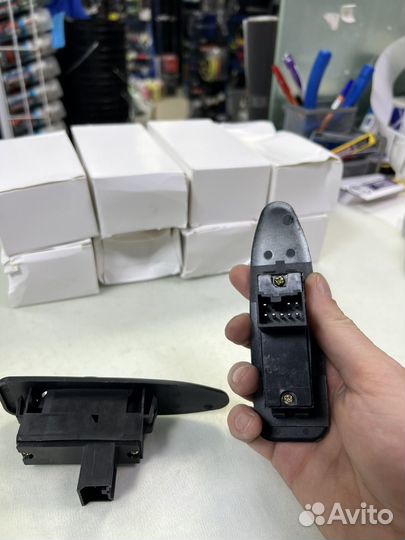 Кнопка стеклоподьемника Mitsubishi carisma