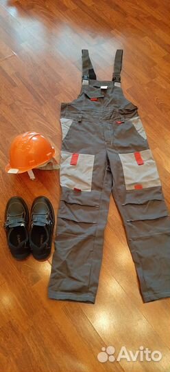 Ботинки и каска для работы