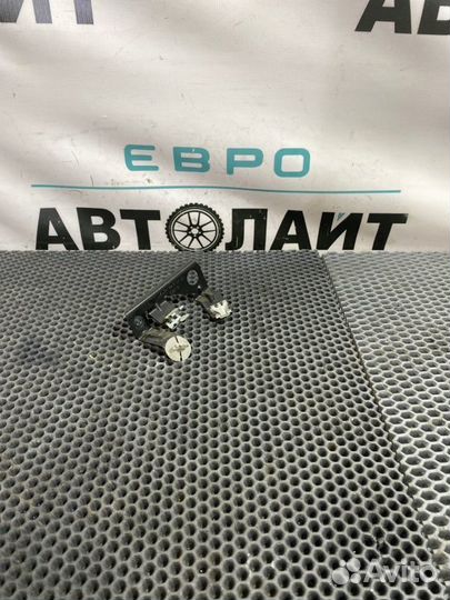 Кронштейн Land Rover Range Rover Velar L560 2.0