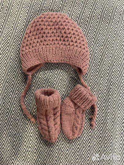 Шапочка и носочки для новорождённой