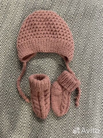 Шапочка и носочки для новорождённой