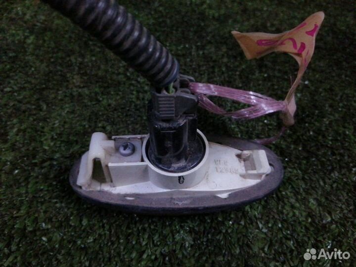 Поворотник передний Nissan Tino V10 2000