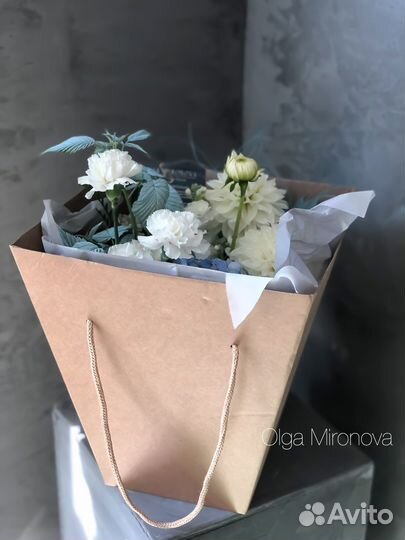 Букет цветы с георгинами