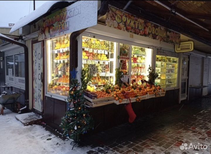 Продавец в павильон фрукты-овощи