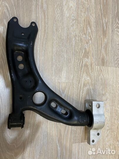 Продам Рычаг передний нижний правый Volkswagen Pas