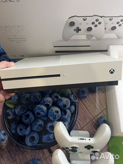 Xbox one s 1tb два геймпада