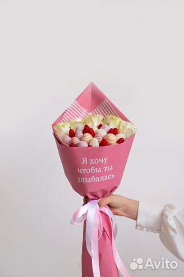 Букет из клубники в шоколаде с розами