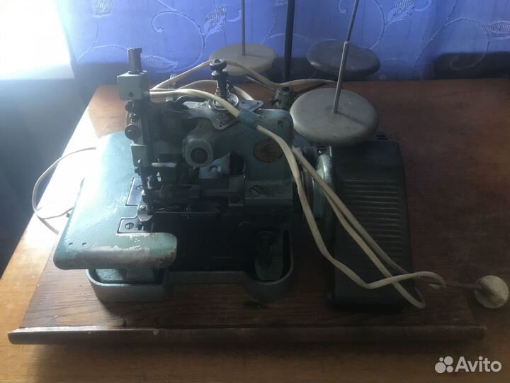 Продам оверлок Чайка